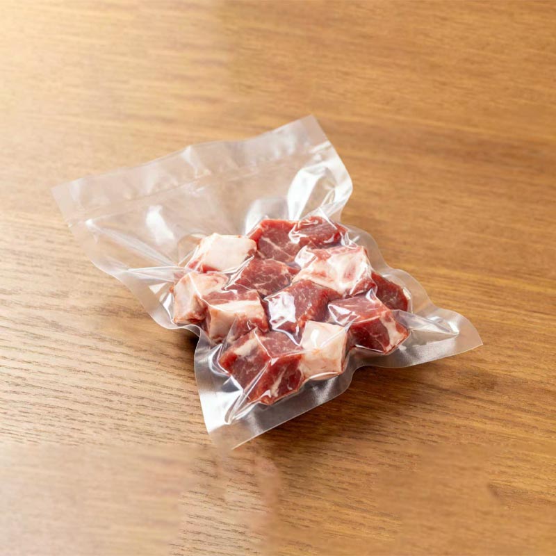 Elikagaien plastikozko poltsa hutsean